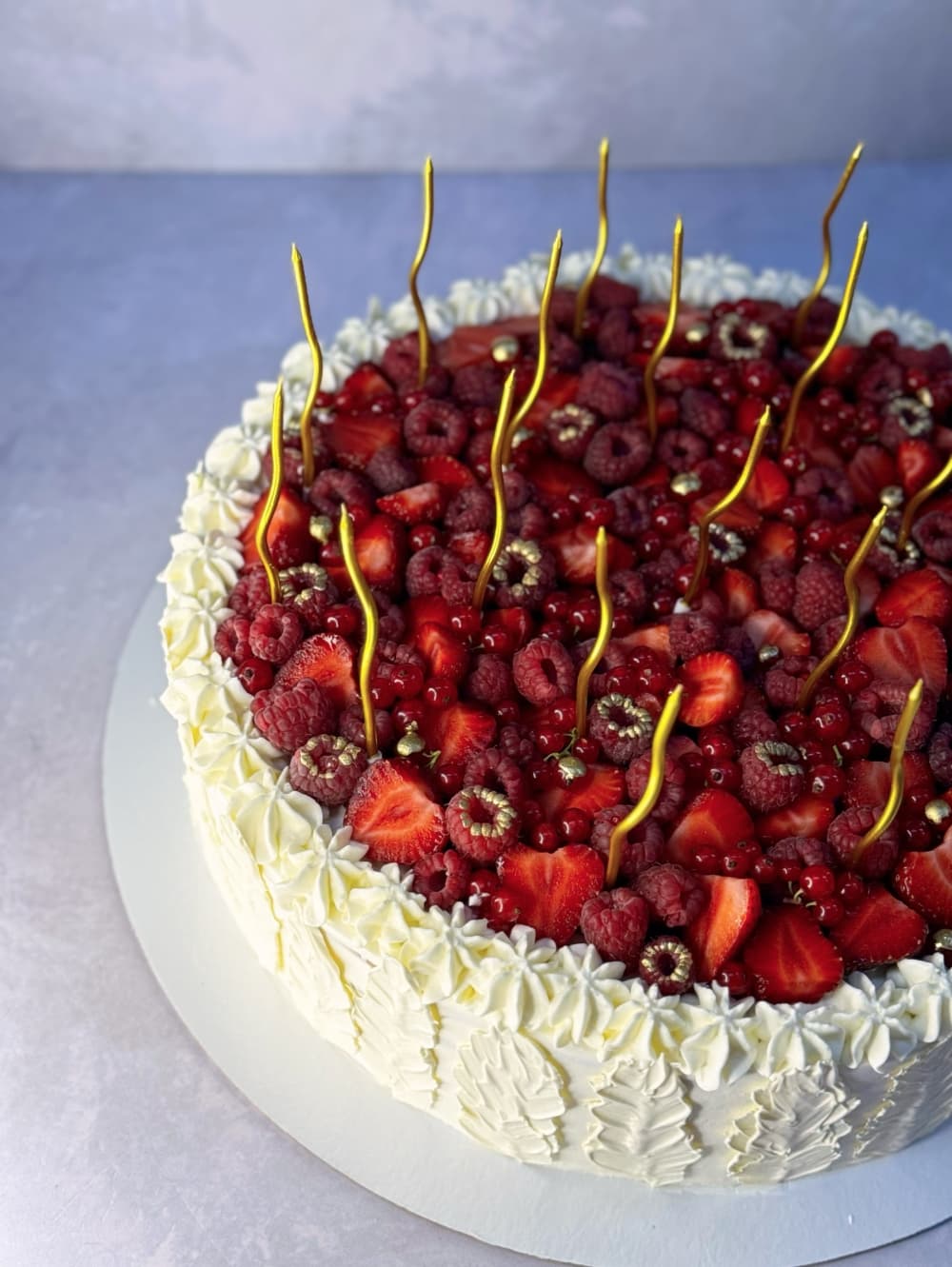 Итальянский пирог с малиной и клубникой