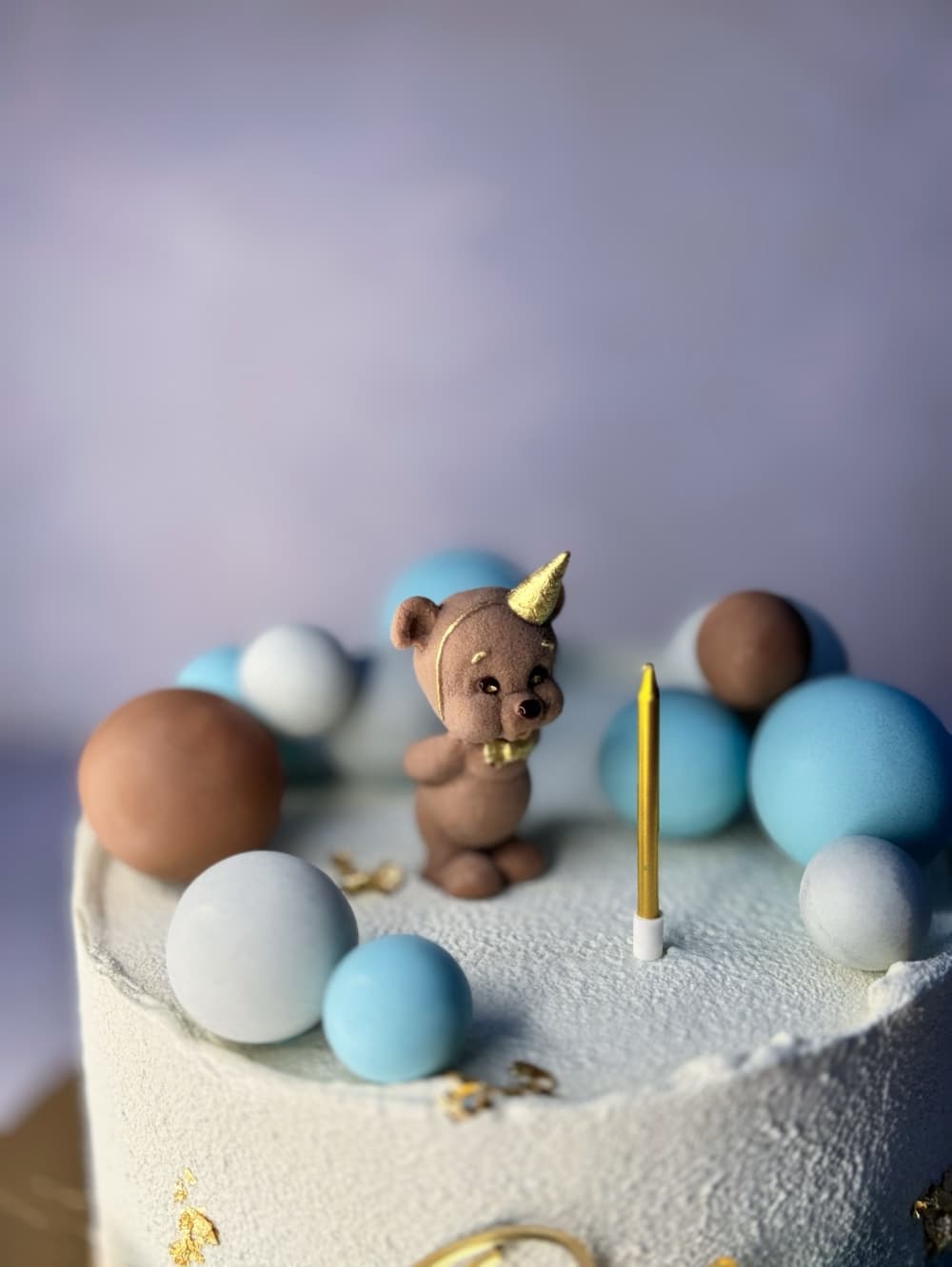 Торт с шоколадным мишкой и шарами